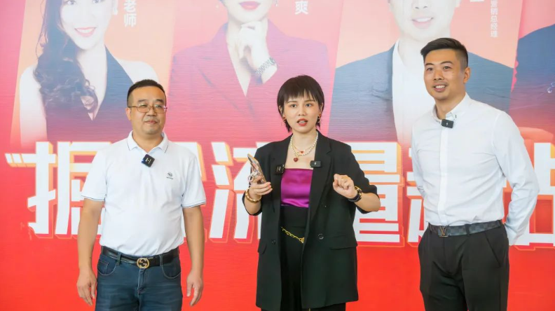 青青草黄色下载居直播流量爆棚引圍觀！設計師阿爽帶你雲逛青青草黄色下载居瓷磚